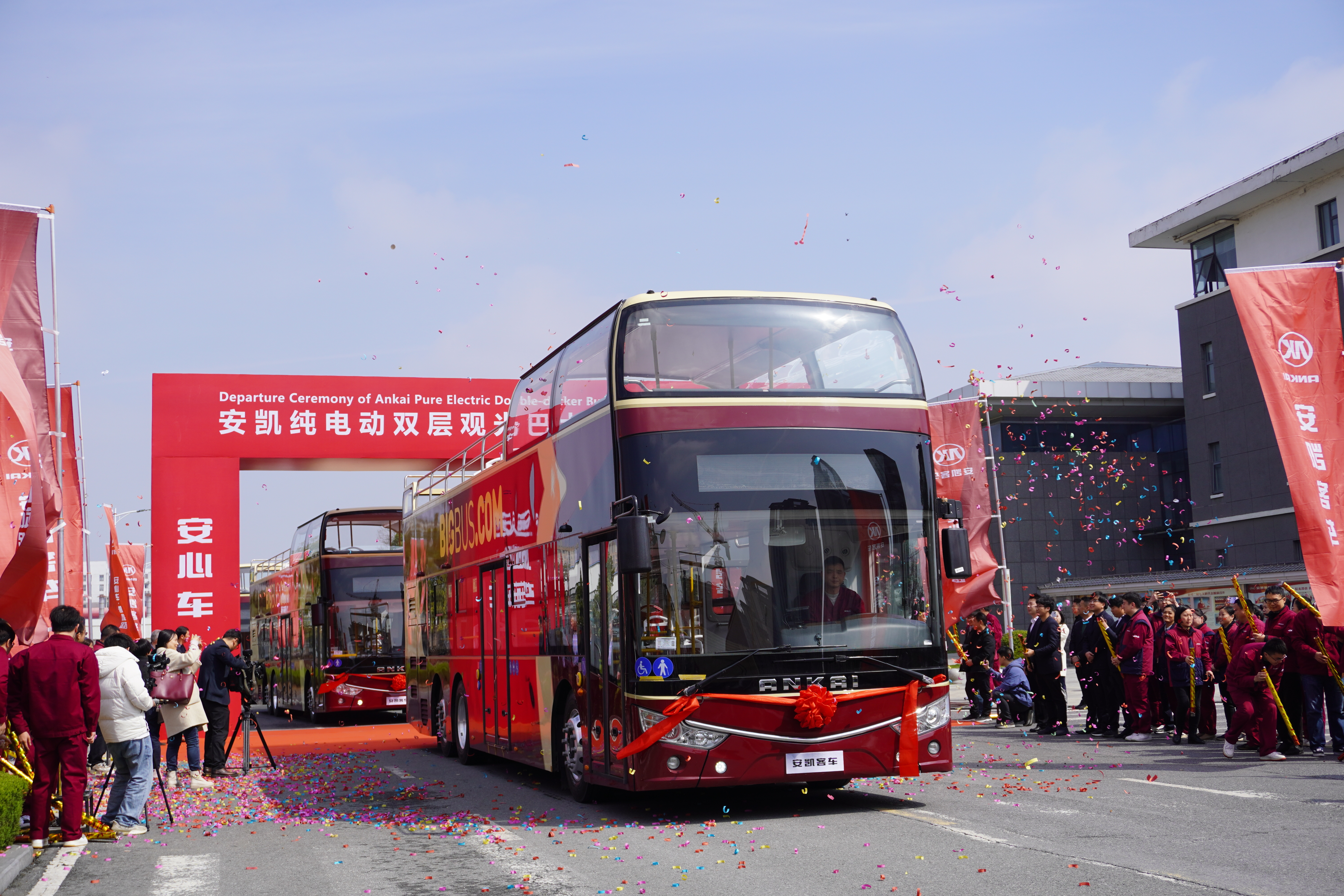 全球首款 駛向巴黎！ “合肥造”電動(dòng)雙層敞篷觀光新能源客車揚(yáng)帆出海(圖1)