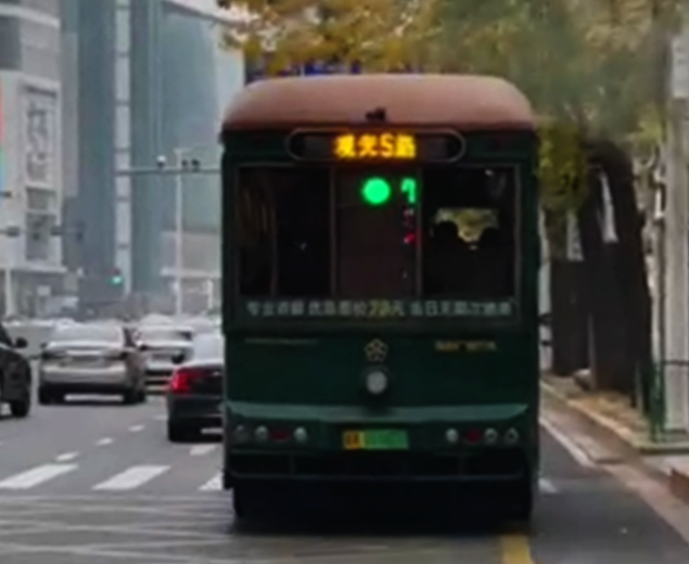 車尾“預(yù)報(bào)”前方路口紅綠燈？真的！ 這輛公交車變身“移動(dòng)交通信號(hào)燈”(圖1)